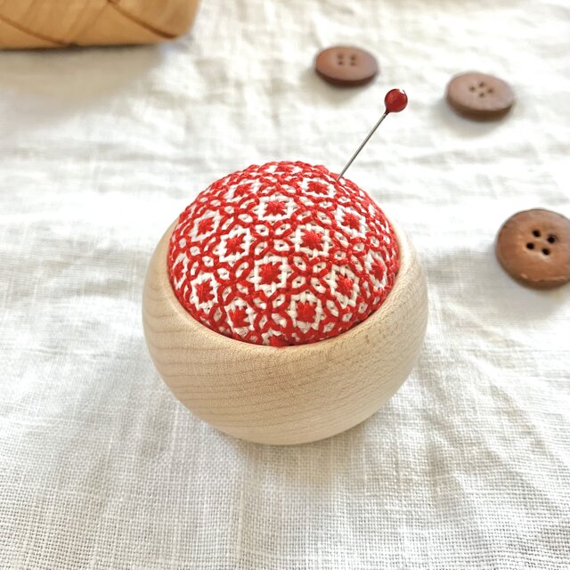ピンクッション 針山 ♦ 木工房 ウッドボウル メープル ♦【 赤 】