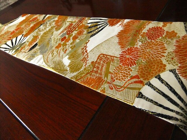 クレア様オーダー専用ページ　 タッセル付きテーブルランナー 高級正絹丸帯リメイク 豪華刺繍 花嫁衣装の丸帯から作ったタッセル付き正絹テーブル
