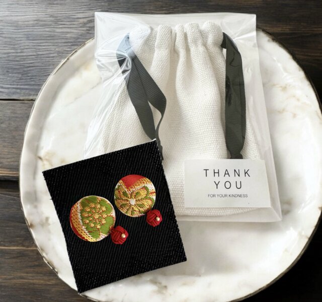 ピアス》京都西陣織金襴の色鮮やかな桜と絹巻き水引玉結びのくるみ