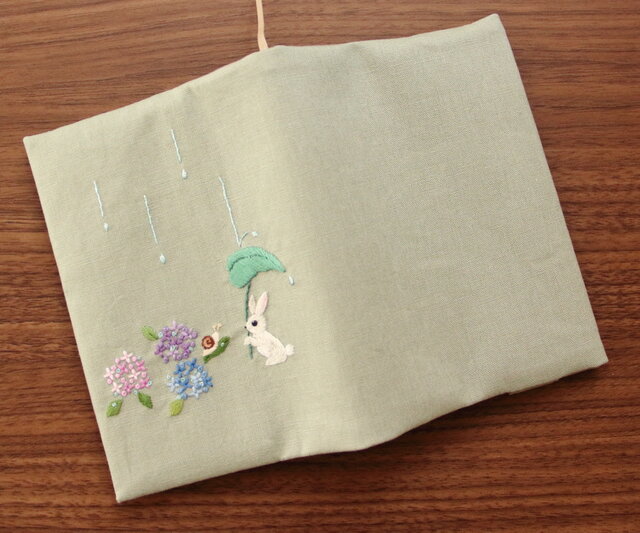 ♡REI☆ちゃん ブックカバー 刺繍 ブックカバー うさぎと紫陽花 | iichi 日々の暮らしを