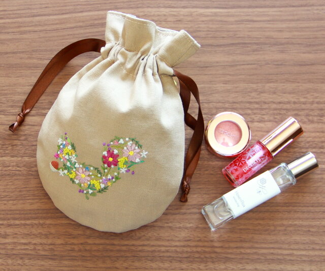 花リス 秋の花 手刺繍の巾着ポーチ ヘーゼルベージュ | iichi 日々の
