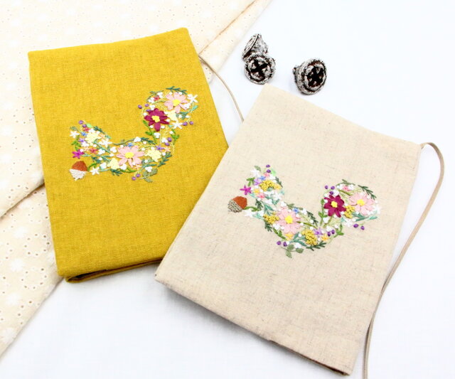 リス 秋の花 手刺繍のブックカバー マスタードイエロー | iichi 日々の