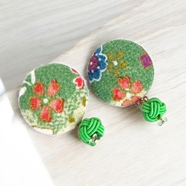 《ピアス》京都一越ちりめん鶯色に小花が可愛い包みボタンと羽衣水引玉結びのピアス