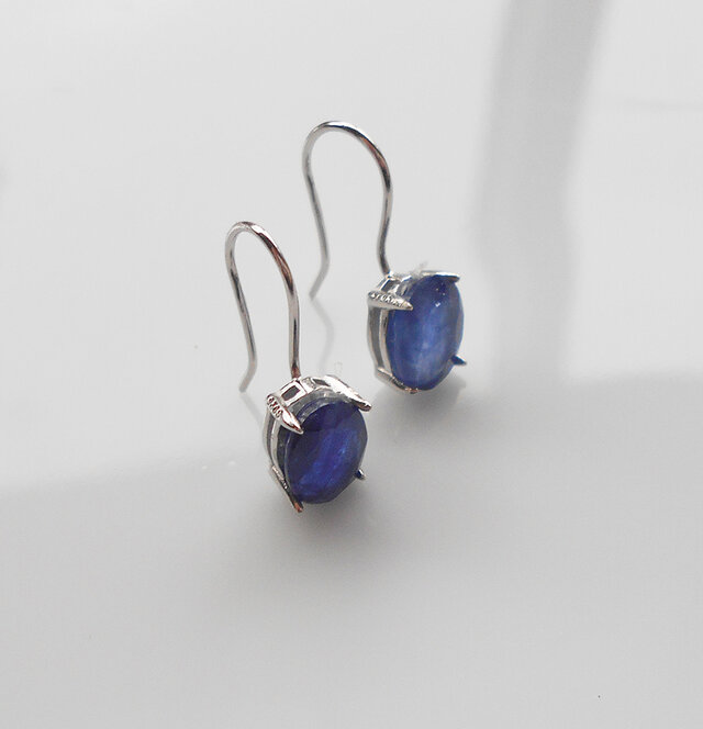 [再販］ブルーサファイアのひと粒ピアス