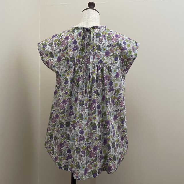 後ろリボンのプルオーバー・コットンプリント(パープル系花柄)