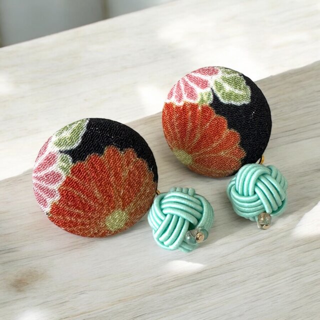 《イヤリング》京都一越ちりめん・黒地にインパクトある菊の花の包みボタンピアス☆世界に一つのデザイン