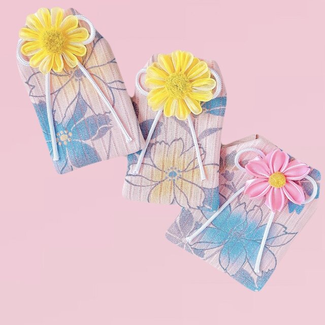 （秋桜）元巫女が作る花のお守り袋