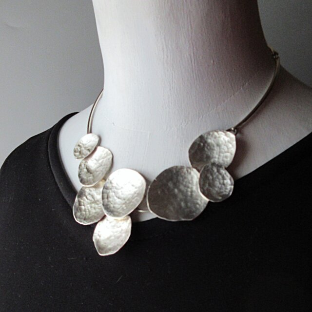 槌目のアンバランスチョーカー