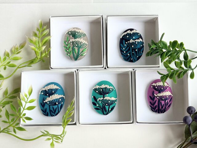 草花の刺繍ブローチ【botanical】#288 | iichi 日々の暮らしを心地よく
