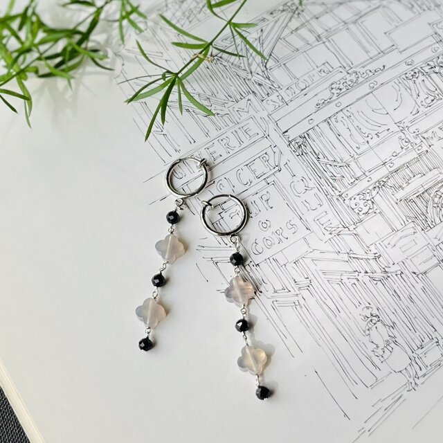 シック大人可愛い グレーオニキスとブラックスピネルのフープイヤリング