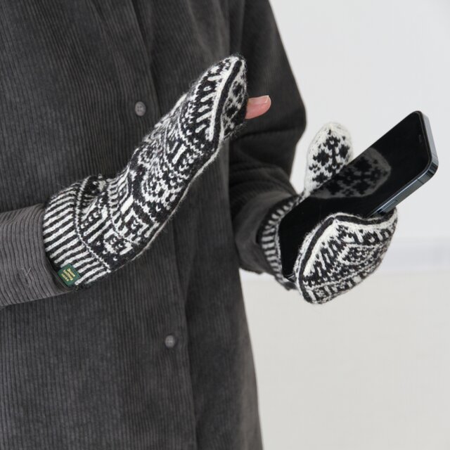 スマホ操作・ゴシックを纏う 大聖堂のシェトランドヤーンミトン（M size）