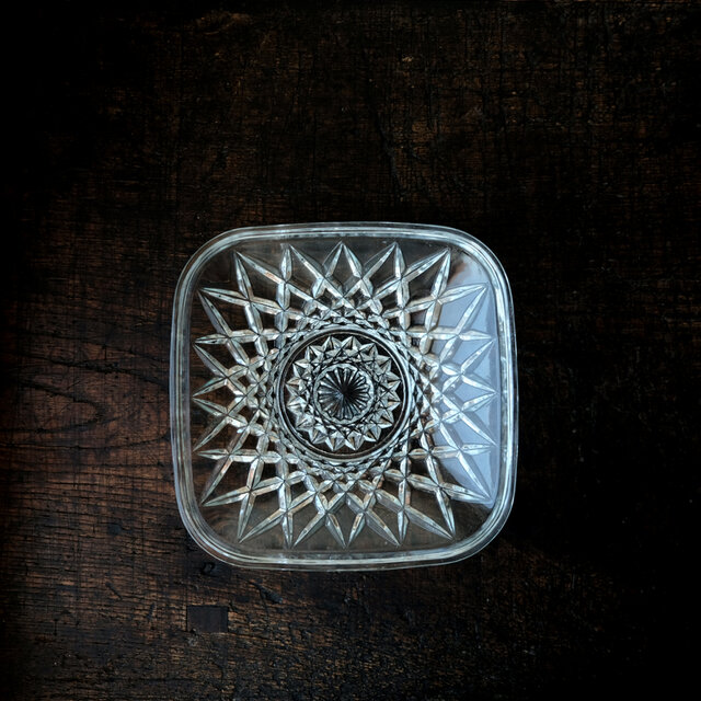 お刺身を乗せたくなる◆ギザギザで素敵。昭和中期　プレスガラス正方皿　丁寧な暮らしに。古民家　古道具