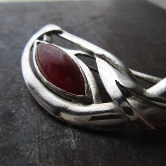 赤い天然石のシルバーブローチ・カーネリアン