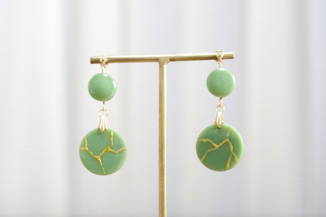 レジンアート 金継ぎ風のラウンドピアス〈モスグリーン〉 | iichi 日々