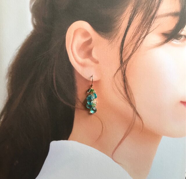 ブラックマザーオブパール　タヒチアンカービング　エメラルド　14kgfピアス ブラックマザーオブパール タヒチアンカービング エメラルド 14kgf