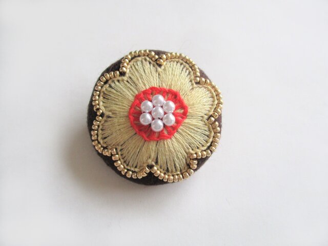 お花模様のビーズ＆刺繍ブローチ（茶×ﾍﾞｰｼﾞｭ） | iichi 日々の