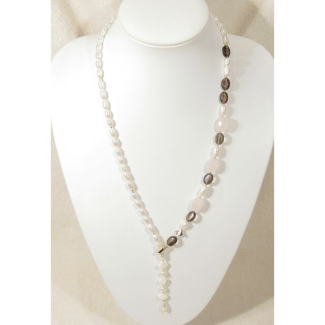 貝パーツ（白蝶、茶蝶）、本真珠（淡水パール）、ローズクォーツ、スモーキークォーツのYネックレス（天然石、ホワイト）