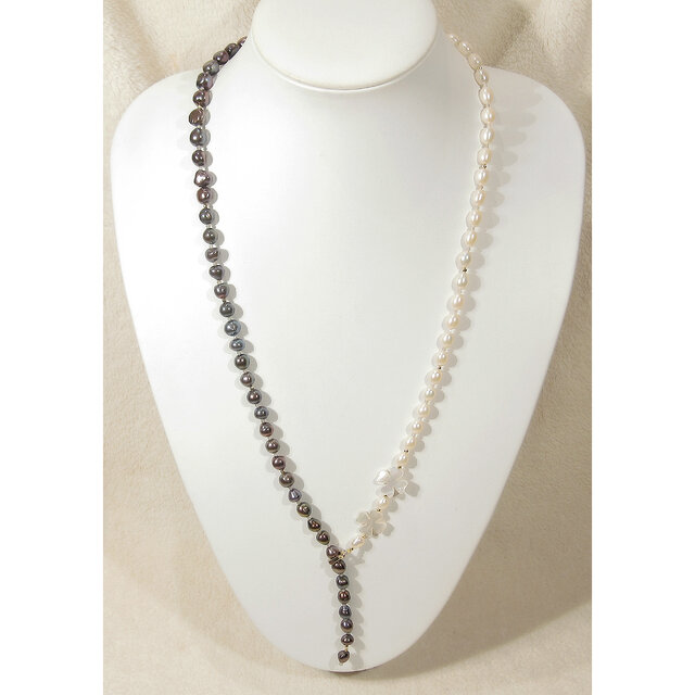 本真珠（淡水パール）、貝パーツ（白蝶）のYネックレス（セミバロック、天然石、マザーオブパール、ホワイト、メタリック調）