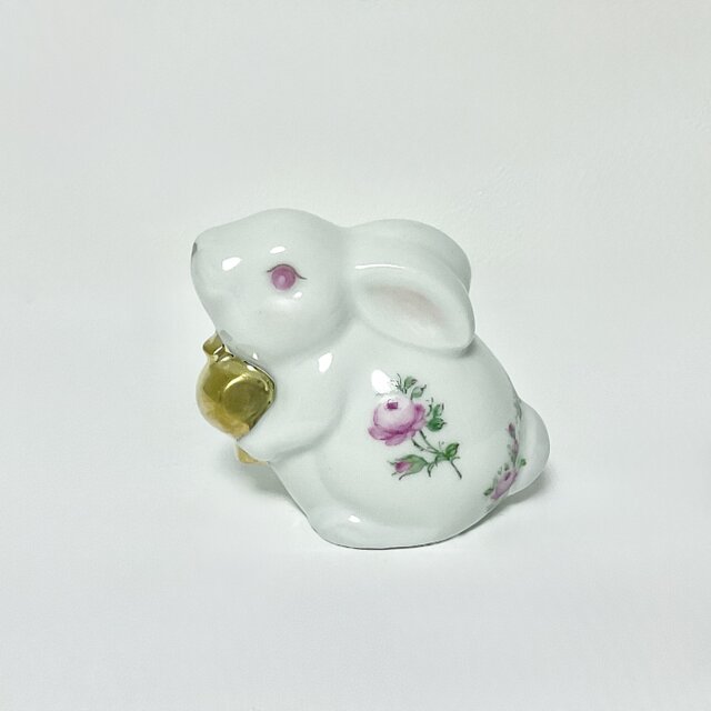 打ち出の小槌を抱えたウサギの置物