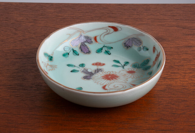 伊万里焼 青磁 流水菊花文 平鉢 | iichi 日々の暮らしを心地よくする