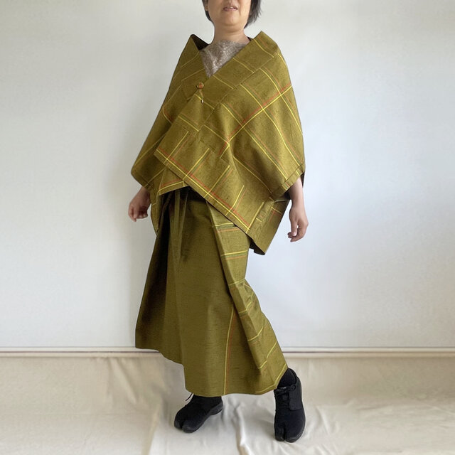 【1点もの】さんかく羽織 ブローチ付き -シルクウール着物地　黄土色にライン （ヴィンテージ） TRH413