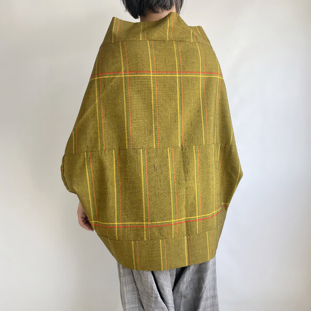 【1点もの】さんかく羽織 ブローチ付き -シルクウール着物地　黄土色にライン （ヴィンテージ） TRH413