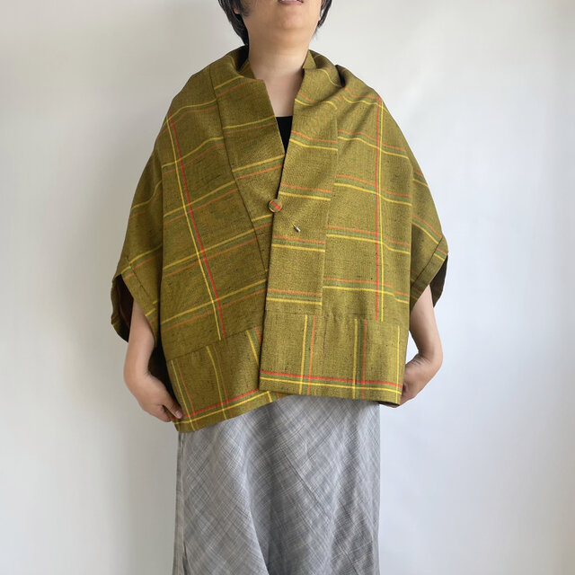 【1点もの】さんかく羽織 ブローチ付き -シルクウール着物地　黄土色にライン （ヴィンテージ） TRH413