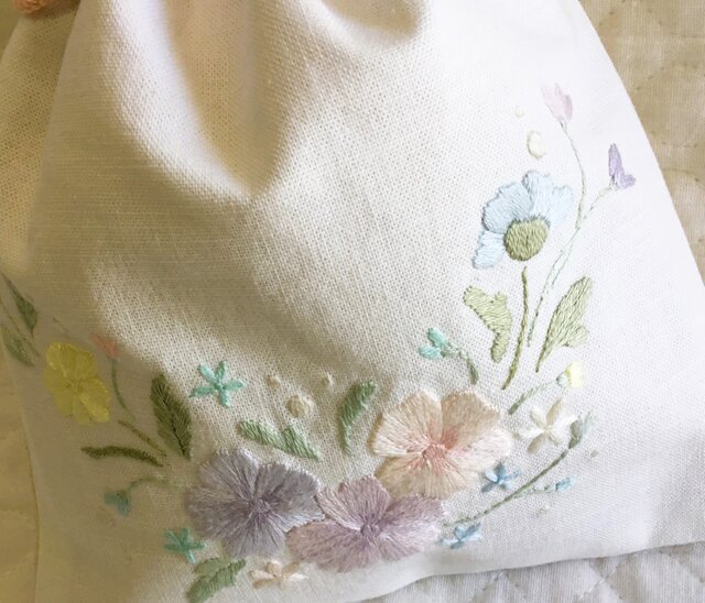花刺繍の巾着・白 | iichi 日々の暮らしを心地よくする