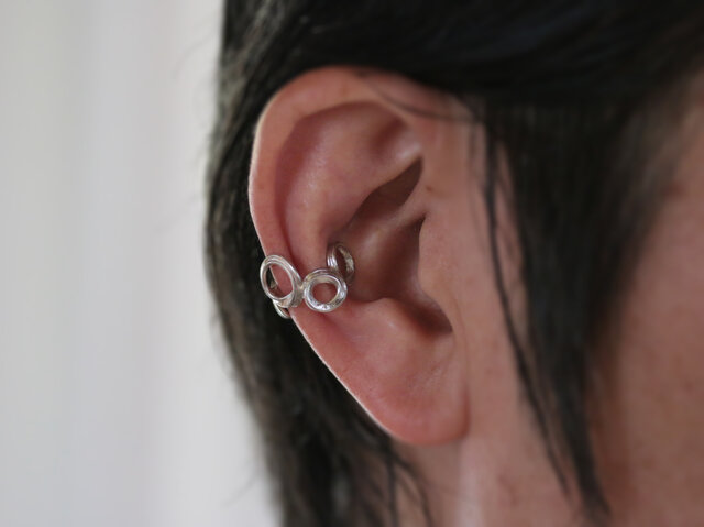 錫のイヤーカフ TOLOLY あぶく | iichi 日々の暮らしを心地よくする