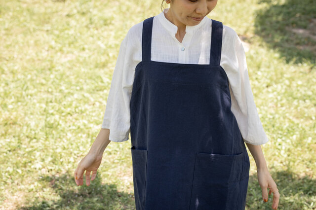 ネイビー】かぶるだけワイドエプロン 肩掛け ノーアイロン
