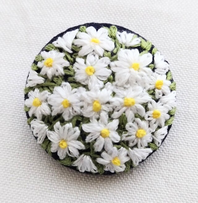 白い小花の刺繍ブローチ