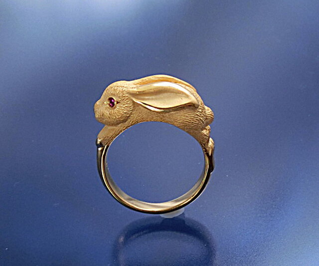 18金製ウサギの彫刻 目　ルビー　ピン 18金製ウサギの彫刻 目 ルビー ピン 18金製：天然ルビー入り・うさぎ