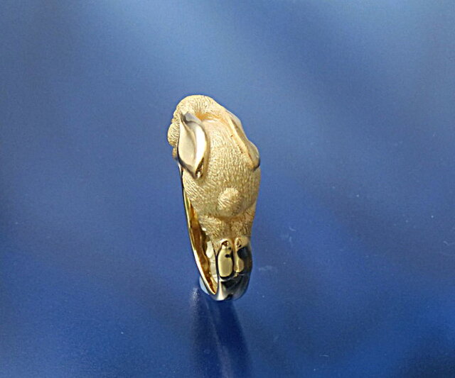 18金製ウサギの彫刻 目　ルビー　ピン 18金製：天然ルビー入り・うさぎリング/*7月の誕生石 【あなたの