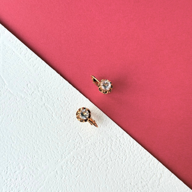 8mm レトロ クォーツ/白水晶 K18GP 天然石イヤリング - 菊爪L | iichi