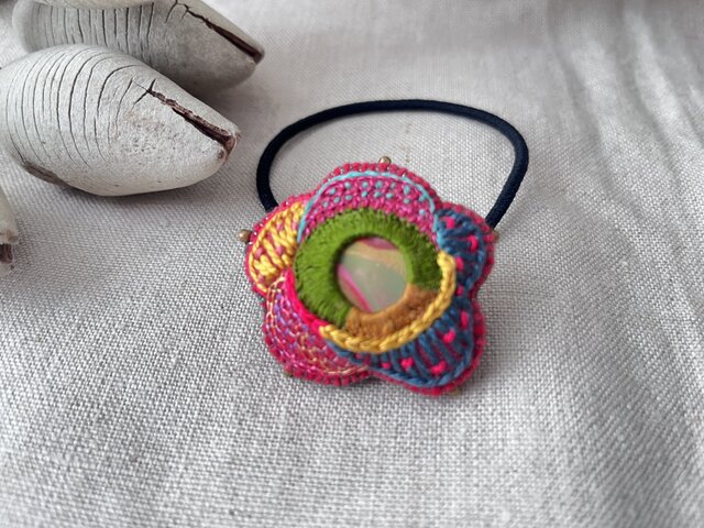 マーブル模様のパーツを刺繍で包み込んだお花みたいなヘアゴム | iichi