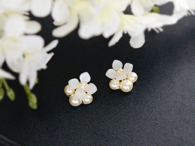 ピアス】白い花とパールの蕾 (紫陽花) | iichi 日々の暮らしを心地よく