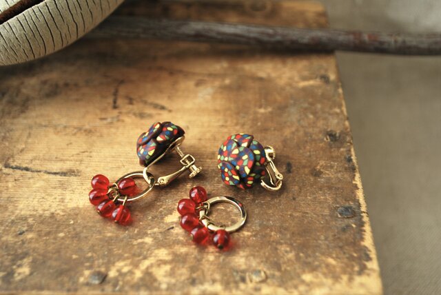 カラフルぶつぶつ2wayイヤリング 赤 | iichi 日々の暮らしを心地よく