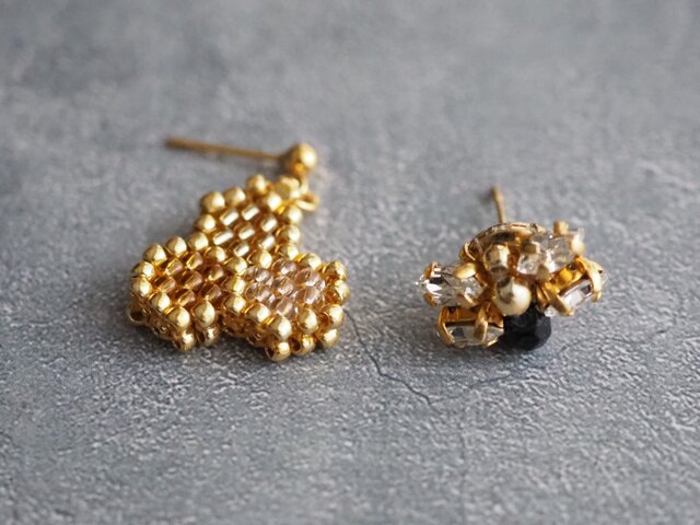 ハチと巣』（黒）ビジューなハチとビーズのハニカムピアス/イヤリング