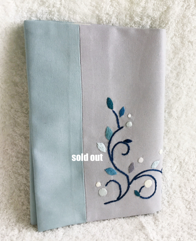 リーフ刺繍のブックカバー（単行本・ハードカバーサイズ）・スモーキーブルー