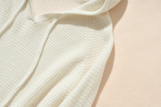 ホワイト フード付き セーター ナチュラルな雰囲気のニットパーカー フード付き ウール100％ オフ