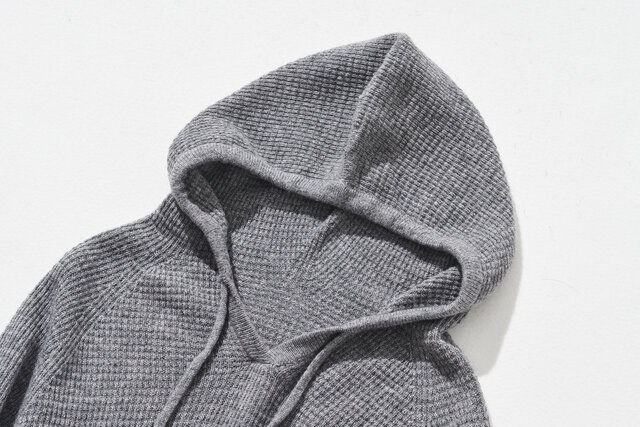 ナチュラルな雰囲気のニットパーカー フード付き ウール100％ グレー
