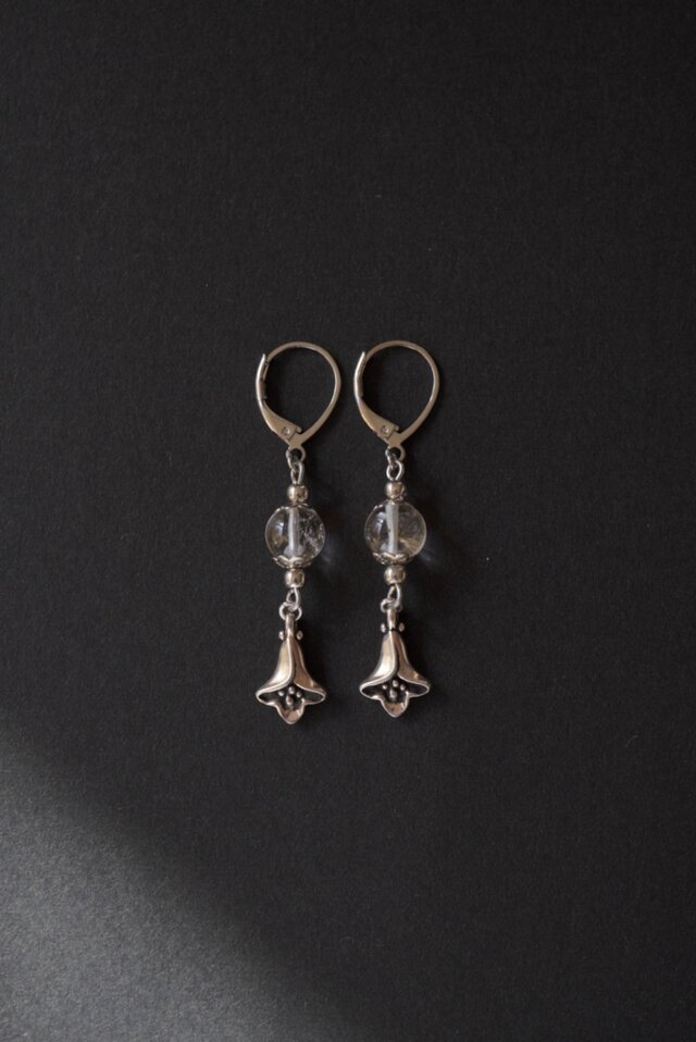 下向きの花Ⅱ ~ヒマラヤ水晶のピアス