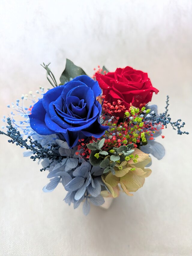 青と赤の薔薇と小花のプリザーブドフラワーアレンジギフト（フラワー