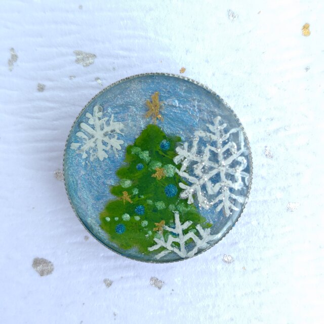 クリスマスツリーと雪の結晶（2ｗay）＊手描きレジンの帯留め＆ブローチ