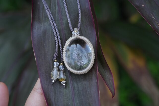 ピンクとグリーンの光シャワー☆ガーデンクォーツ マクラメネックレス