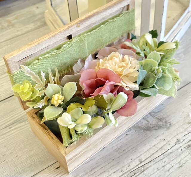 ナチュラルグリーンのリボンがかわいい《ボックスフラワー