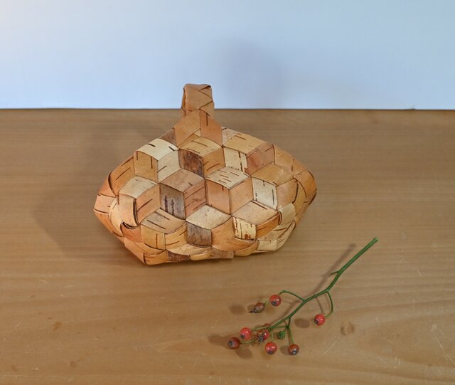 白樺のクレマチス模様の小さな三角かご | iichi 日々の暮らしを