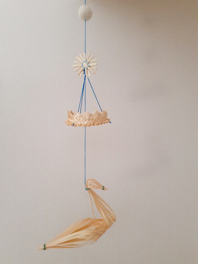 麦わらと樹皮細工のモビール　白鳥と王冠