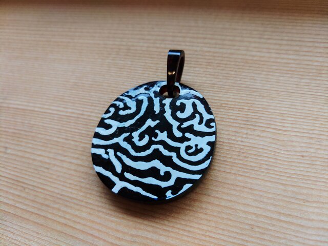 本鼈甲朱塗り蒔絵K18線入りブローチペンダント 本鼈甲朱塗り蒔絵K18線入りブローチペンダント 本鼈甲朱塗り蒔絵K18