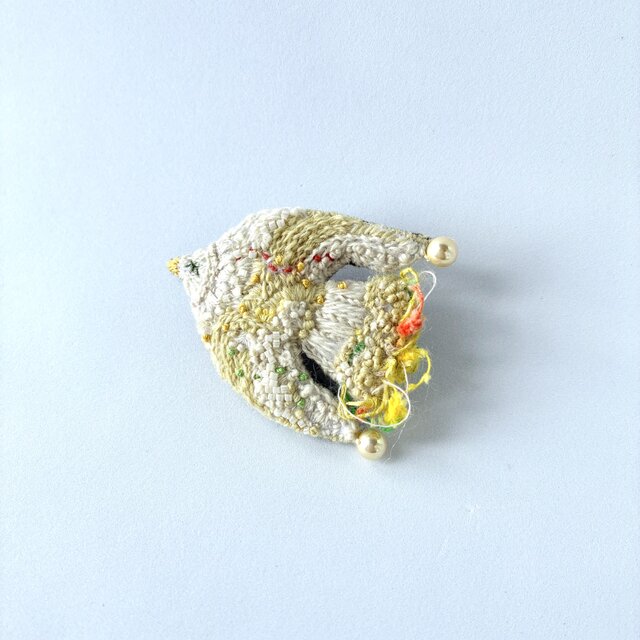 " 秋のすすきのような優しい色をまとう鳥さん"       秋冬刺繍ふっくらブローチ
